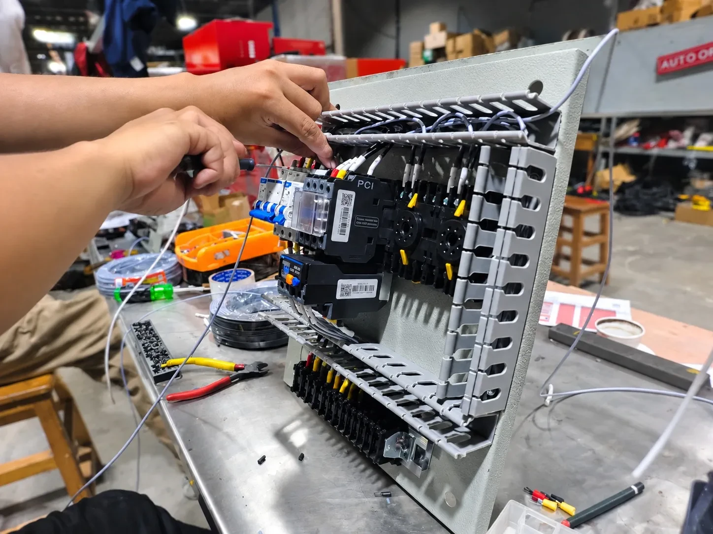 Aktivitas produksi di workshop PT Mitra Agung Elektrindo